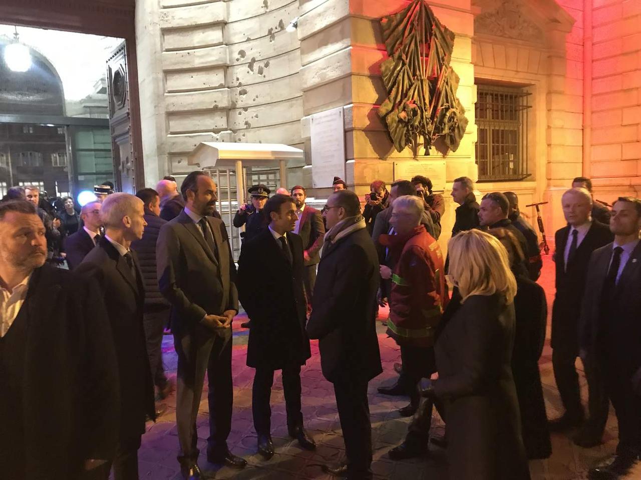 Emmanuel Macron arrive sur le parvis avec le premier ministre et des membres de son gouvernement. Il est encore maquillé pour l'intervention télévisée qu'il devait faire ce soir-là sur la crise des gilets jaunes. Arthur Berdah, Le Figaro.  