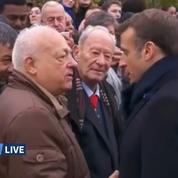 Emmanuel Macron salue la foule présente aux abords de l'Arc de Triomphe