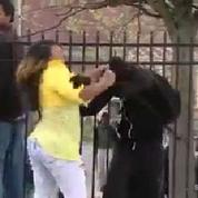 Baltimore : une mère gifle son fils émeutier en pleine rue