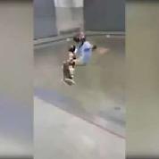 Un enfant exécute l'une des figures les plus difficiles à réaliser en skateboard