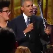 Barack Obama chante quelques notes en hommage à Ray Charles