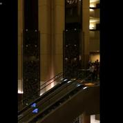 500 choristes américains chantent leur hymne dans un hôtel de 18 étages