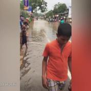 Une route inondée aux abords de Colombo au Sri Lanka