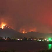 Un incendie ravage les abords du fleuve Columbia en timelapse