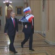 Trump ciblé par les drapeaux russes d'un manifestant
