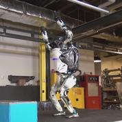 Le robot Atlas fait un salto arrière et se réceptionne comme un humain