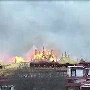 Tibet : un temple bouddhiste exceptionnel dévoré par les flammes