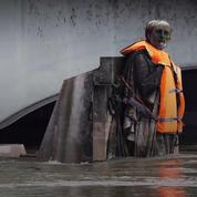 Des militants habillent le Zouave du pont de l'Alma d'un gilet de sauvetage