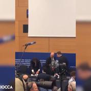 Un eurodéputé italien écrase avec sa chaussure les notes de Moscovici après le rejet du budget italien