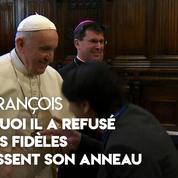 Pourquoi le pape a refusé que des fidèles embrassent son anneau