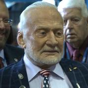Buzz Aldrin se rend au dîner commémoratif des 50 ans d'Apollo 11