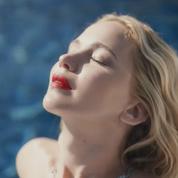 Jennifer Lawrence, beauté estivale pour le nouveau parfum de Dior