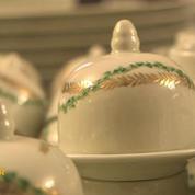 Vente aux enchères au Crillon : présentation des pièces de vaisselle et d'argenterie