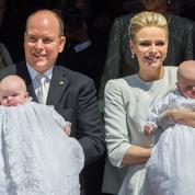 Char­lene et Albert II de Monaco : les images du baptême de leurs jumeaux