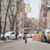 Vidéo : Emily Ratajkowski en lingerie dans les rues de New York pour DKNY