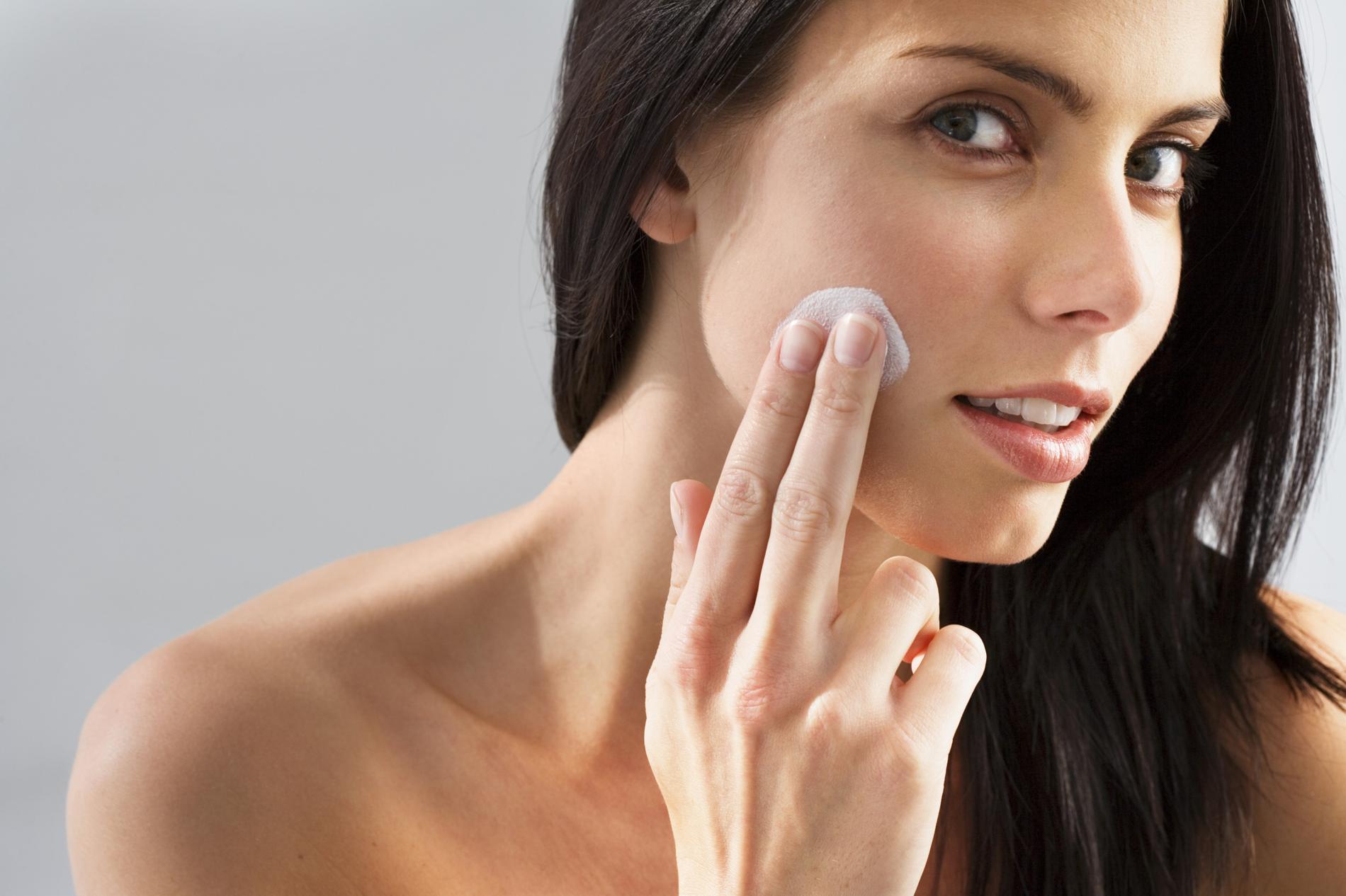 Résultat de recherche d'images pour "appliquer sa crème sur le visage"
