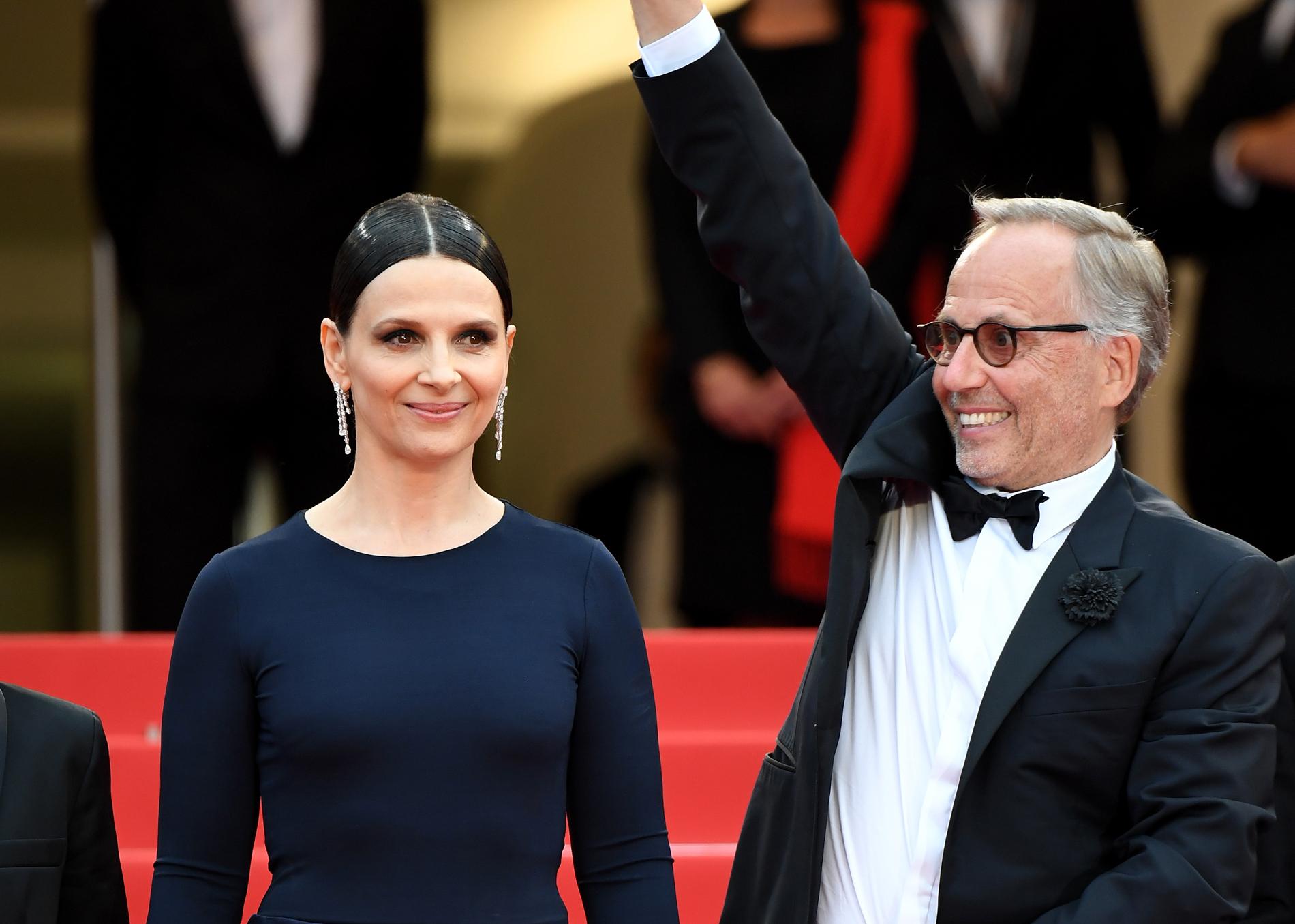 Juliette Binoche et Fabrice Luchini sur les marches de Cannes pour Ma Loute, le film de Bruno Dumont. (Cannes, 13 mai 2016.)