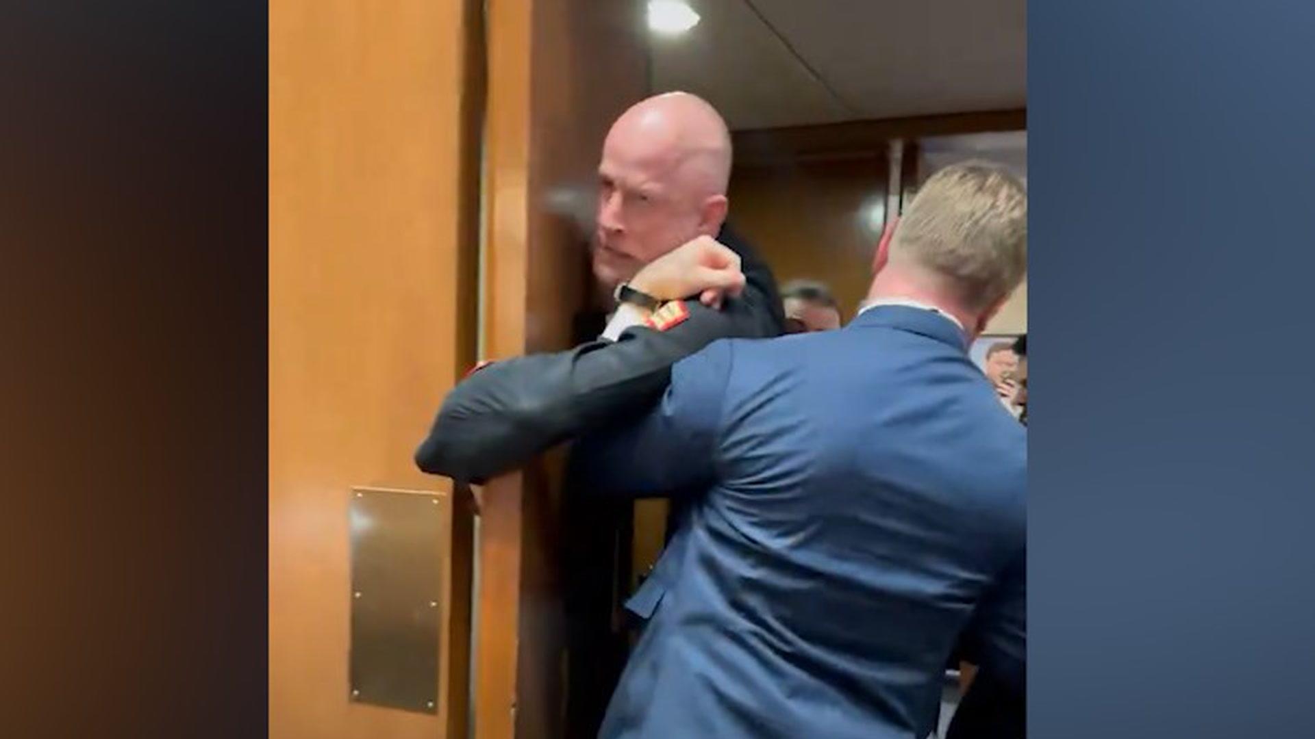 Au Sénat américain, un vétéran de la Marine expulsé après avoir ...