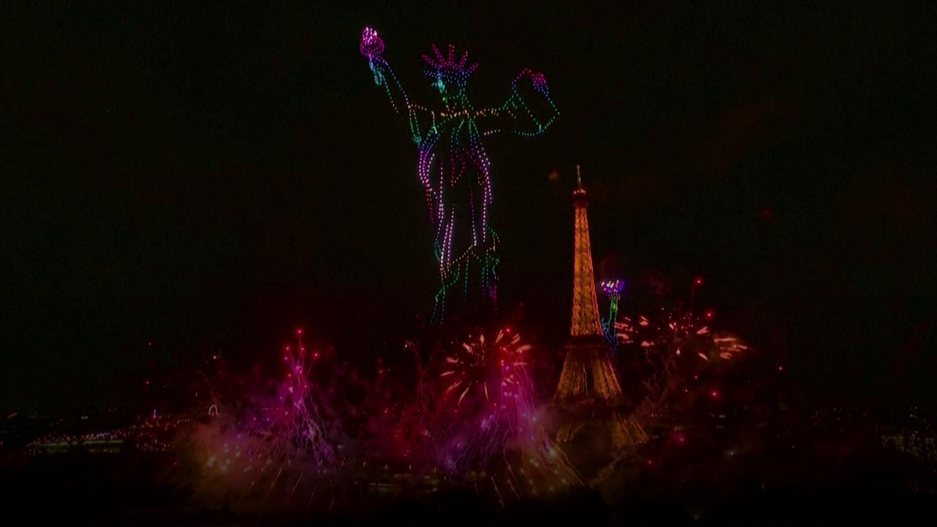 14-juillet-les-images-du-feu-d-artifice-sur-la-tour-eiffel