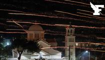 Ciel en feu, explosions... En Grèce, cette curieuse «guerre des fusées» qui oppose deux églises