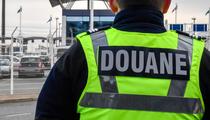 Armes à feu, munitions, accessoires de police factices : importante saisie des douanes à Marseille