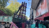 «C’est un symbole qui tombe» : émotion des riverains après la chute des ailes du Moulin Rouge à Paris