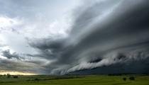 Grêle, éclairs, pluies torrentielles: les images impressionnantes des orages dans le Sud-Ouest