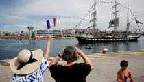 JO Paris 2024 : la flamme olympique a quitté la Grèce pour rejoindre Marseille en bateau