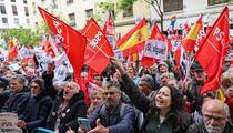«Ce pays a besoin de toi» : des partisans du premier ministre Pedro Sanchez se rassemblent dans les rues de Madrid