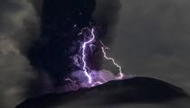 Du rouge au violet... Les images spectaculaires de l’éruption du volcan Ibu en Indonésie