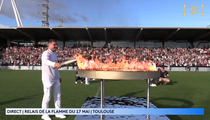 JO 2024: Antoine Dupont en superstar et une belle ambiance à Toulouse pour la flamme