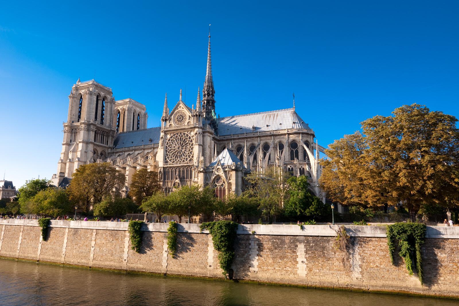 Commencée en 1163, la construction la cathédrale Notre-Dame de Paris s'étend sur environ deux siècles, jusqu'au milieu du XIVe siècle. Après la Révolution française, Notre-Dame bénéficie entre 1845 et 1867 d'une importante restauration, parfois controversée, sous la direction de l'architecte Eugène Viollet-le-Duc. 