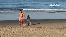 Plage, vélo et camping : les vacances "normales" d’Orlando Bloom avec ses enfants