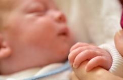Deux «fœtus» découverts dans le ventre d'un nouveau-né
