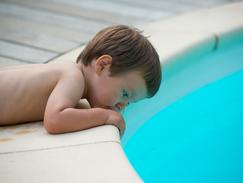 Jeune enfant au bord d'une piscine