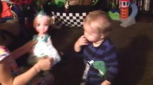 Ces Deux Bebes Rejouent A La Perfection Une Scene De La Reine Des Neiges