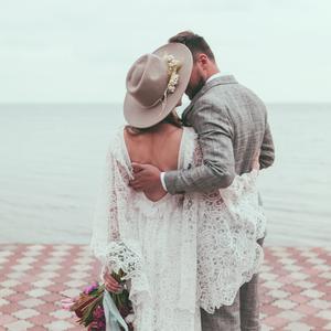 Robes, bijoux, tenues d'invité... Tout pour un mariage (presque) parfait