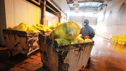 À l'hôpital de Yangzhou, dans la province du Juangsu, un salarié d'un hôpital prend toutes les précautions pour transporter du matériel médical usagé.