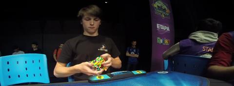 Il bat le record du monde de Rubik's cube en 2 minutes 23