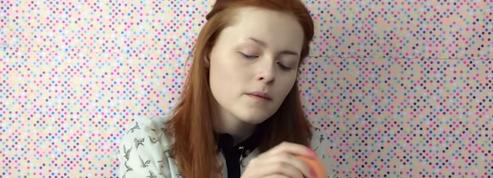 Une Youtubeuse aveugle donne des conseils de maquillage pour les non-voyants