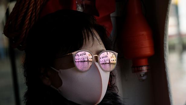 Une touriste portant un masque de protection à Venise, le 7 février 2020.