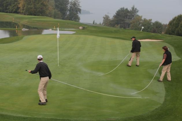 Manucuré le parcours de l'Evian Resort Golf Club. Ici, on bichonne les greens en otant la rosée matinale (Karin Dilthey).