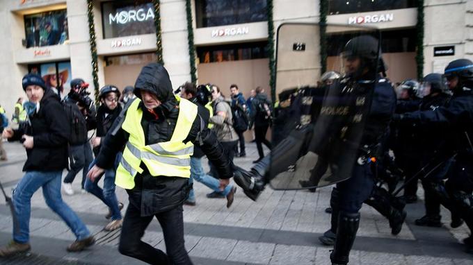 EN DIRECT - «Gilets jaunes» : échauffourées à Paris, des centaines de personnes arrêtées