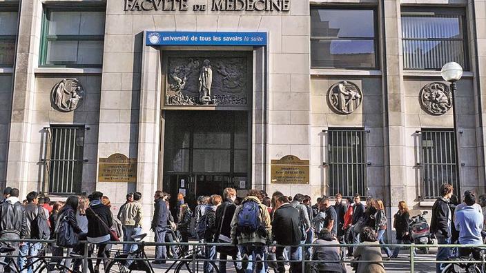 Em frente da Faculdade de Medicina da Universidade de Paris.'Université de Paris.