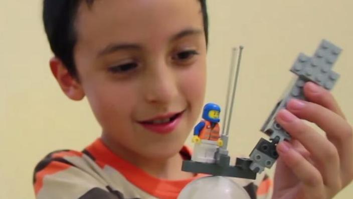 Un Ingenieur Developpe Une Prothese En Lego Pour Les Enfants Amputes