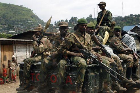 Des soldats du FARDC patrouillent dans les rues de Minova, dans le sud de Sake.