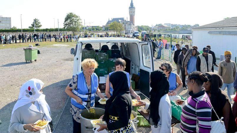 Distribution de repas quai de Moselle, le 8 août à Calais. Crédit Photo: Edouard de Mareschal/LE FIGARO