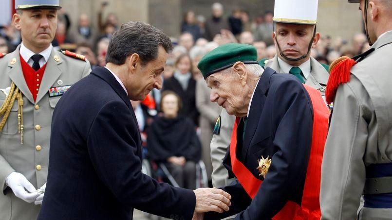 Le 28 novembre 2011, Nicolas Sarkozy remet la grand-croix de la Légion d'honneur à Hélie Denoix de Saint Marc. Crédits photo: CHRISTOPHE ENA/AFP