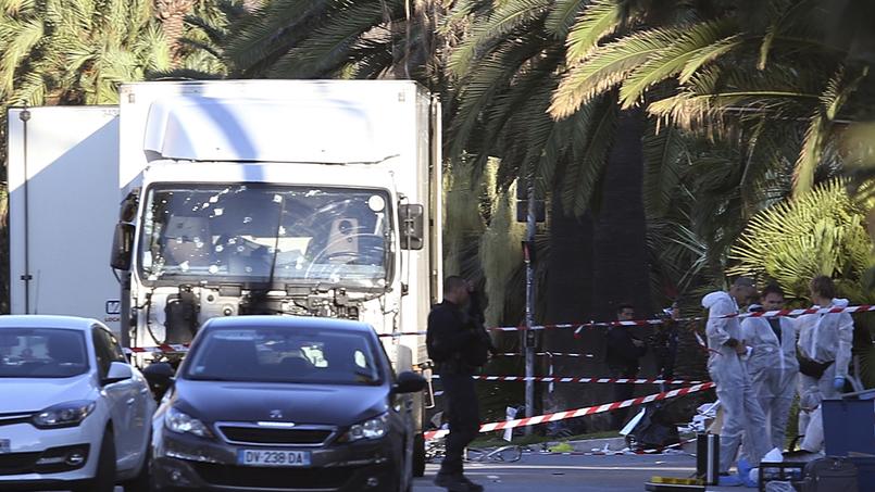 La police scientifique examine le camion qui a servi à l'attaque de jeudi soir à Nice.