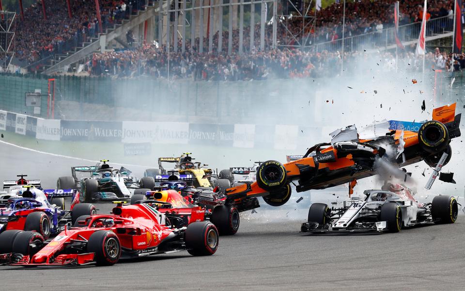 Un impressionnant crash au départ du